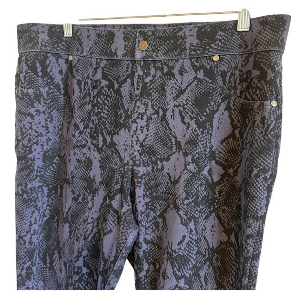 Utopia by Hue Women's‎ Purple & Black Snakeskin Print Soft Stretch Leggings 1X